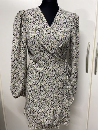 Sommerliche Wickelkleid mit Blumenmuster – Top Zustand!