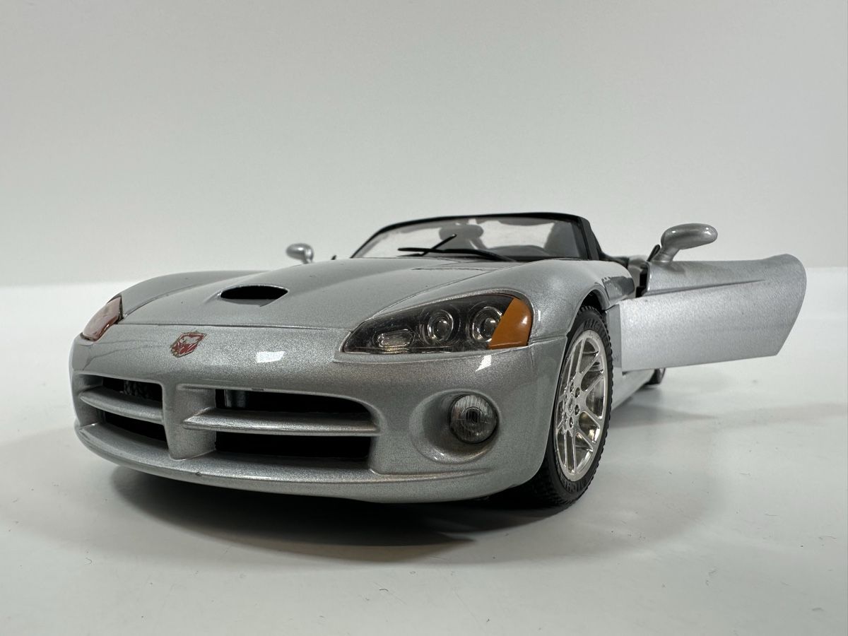 Bburago Modellini d'auto: Dodge Viper SRT-10 1:18, silber, BBURAGO – Usato da Zofingen venduto da rf9_x2xt 9