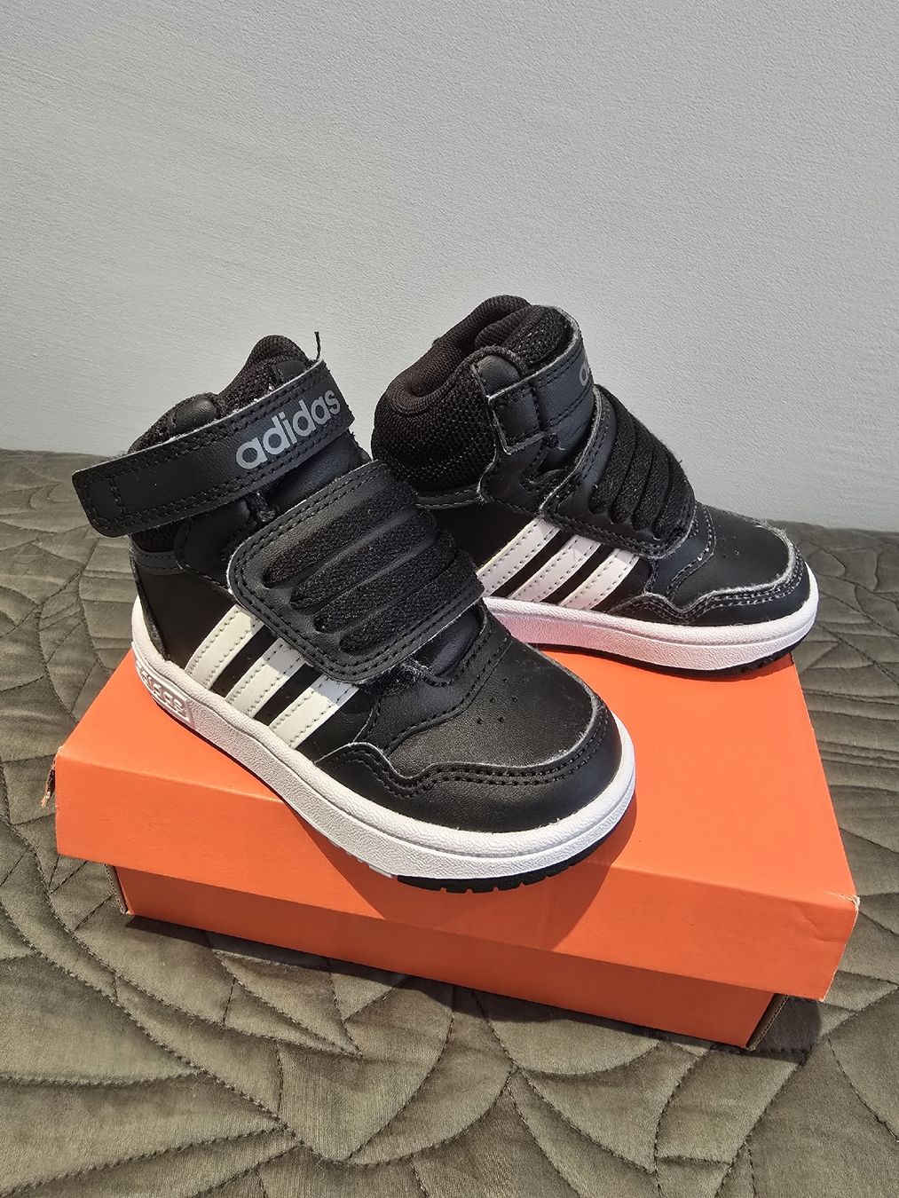 Adidas Schuhe für Jungen: Adidas Kinder Schuhe,  Gr.22 – Neu und originalverpackt aus Rorschacherberg von Olgamedved