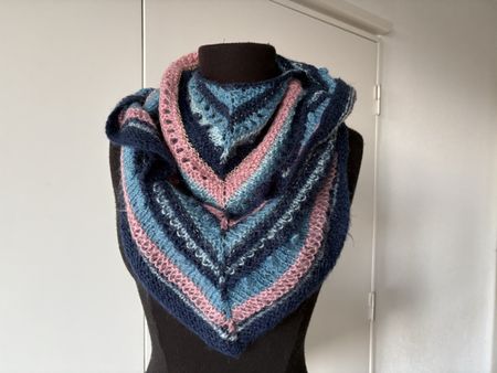 Handgestricktes Schal, Wolle. Weich, warm, wunderschön
