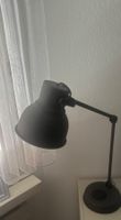 Schwarze Schreibtischlampe mit Gelenkarm, vielseitig eins...