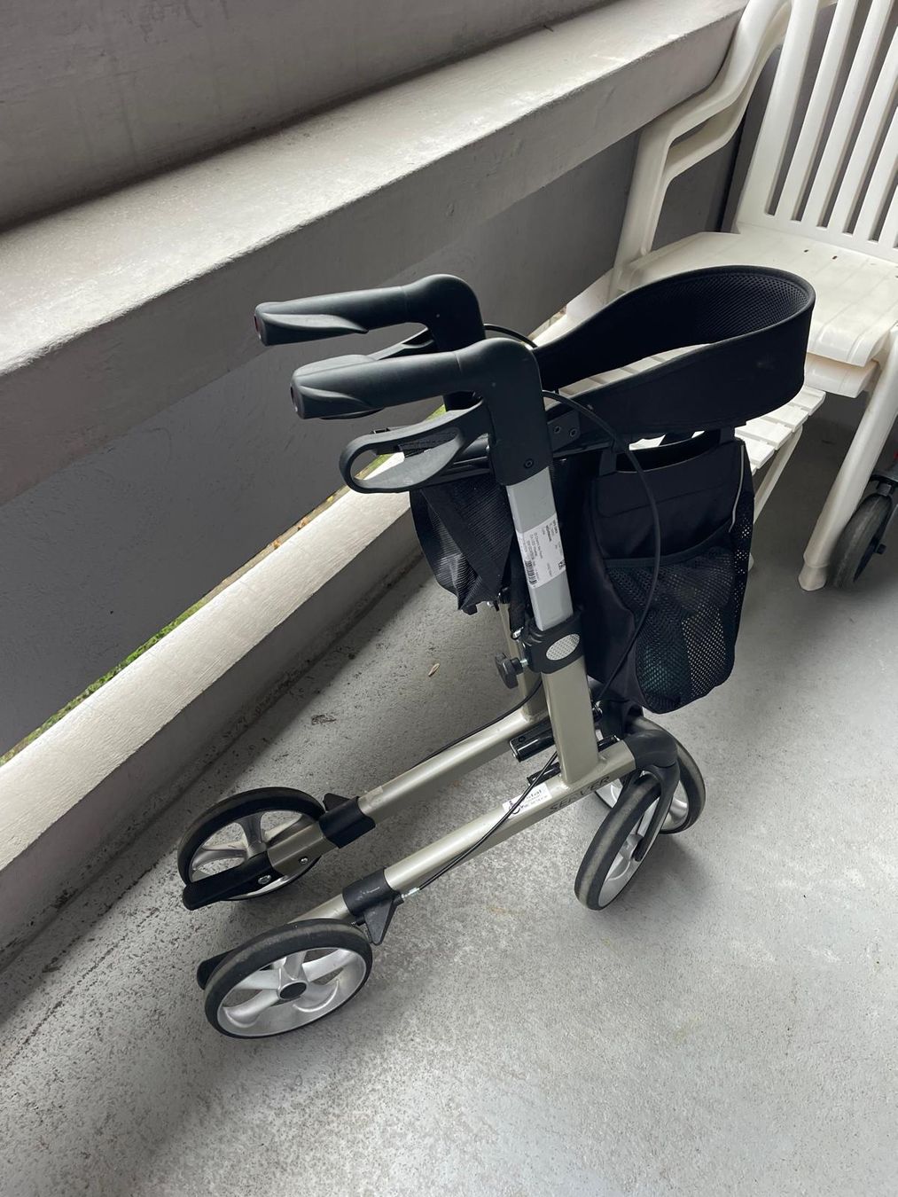 Aides à la marche: déambulateur pliable – D'occasion à Gy par ros_h98s 1
