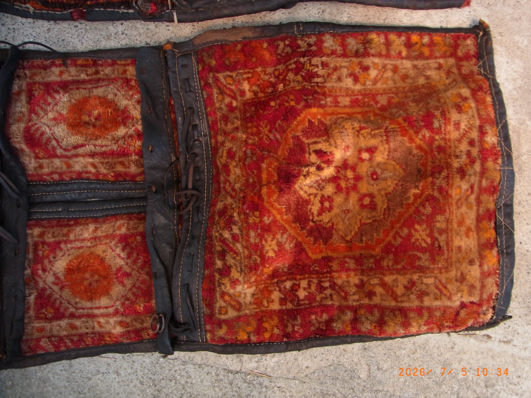 Tappeti: Antike Satteltaschen mit Teppichmuster Leder Handarbeit U... – Usato da Uezwil venduto da Fauchi51 2