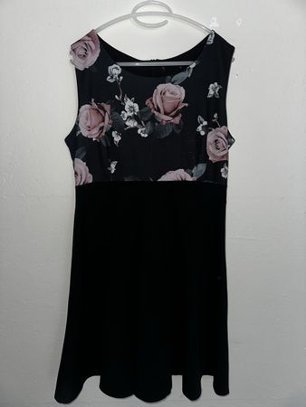 Robe noire avec motif floral rosé