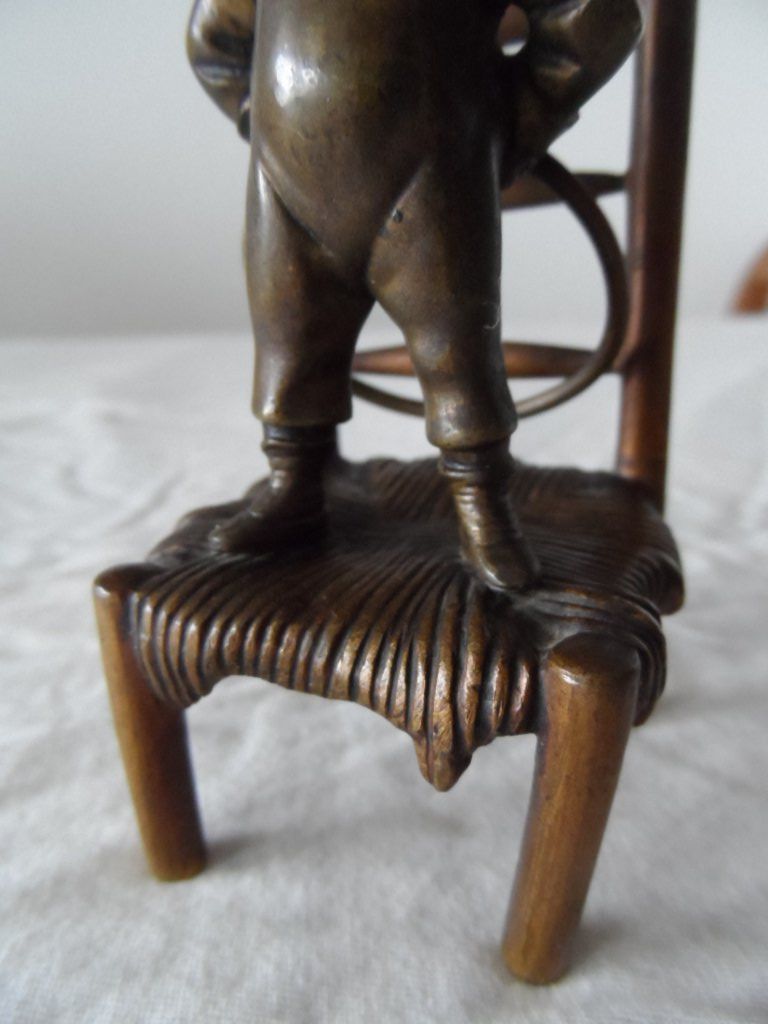Statuette: Einzigartige Bronzefigur Junge auf Stuhl mit Ring – Usato da Zürich venduto da Putsch92 2