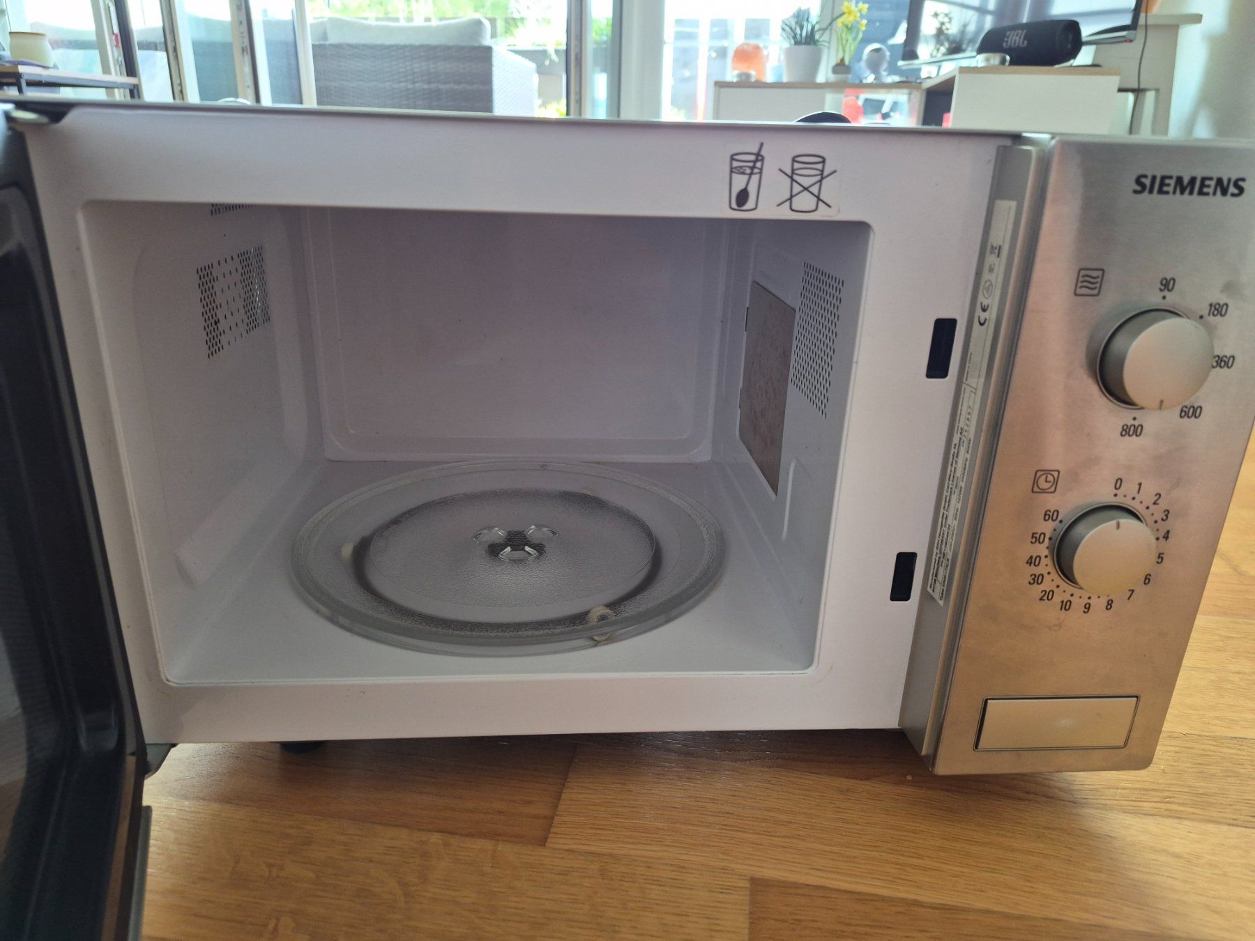 Elettrodomestici da cucina: Mikrowelle 800w – Usato da Buchs ZH venduto da t_s_7qwy 2