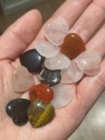 Kleine Herzen aus verschiedenen Kristallen und Naturstein