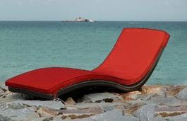 Rattan Liege mit Kissen rot / bordeaux