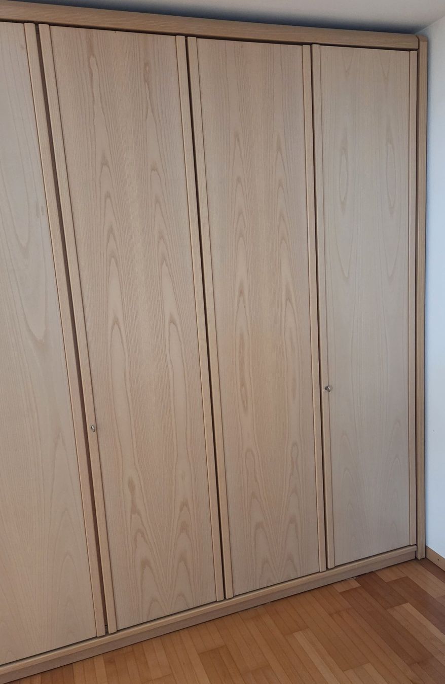 Schränke: Kleiderschrank 4 Türen helles Holz – Gebraucht aus Wegenstetten von nahtwahtori 2