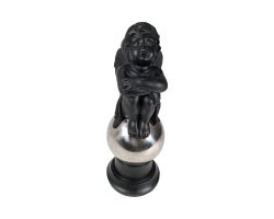 Engel Figur auf silberfarbener Kugel Deko Skulptur