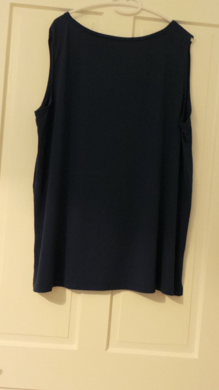 Top: Top  dunkelblau mit Rundhals-Ausschnitt 50/52 – Usato da Flamatt venduto da Tattoo18 1