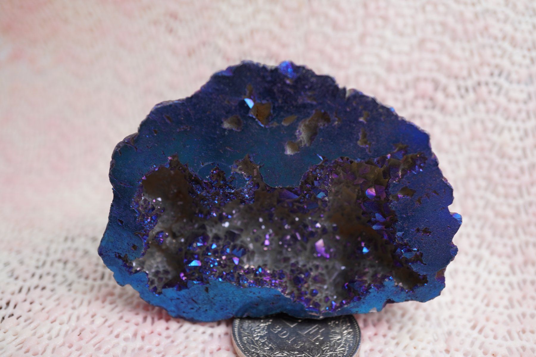 Minerali & Pietre curative: Calcit  Geode   Blau Eingefärbt  Irisierend  7cm – Nuovo e nell'imballaggio originale da Eschenbach venduto da Fengg