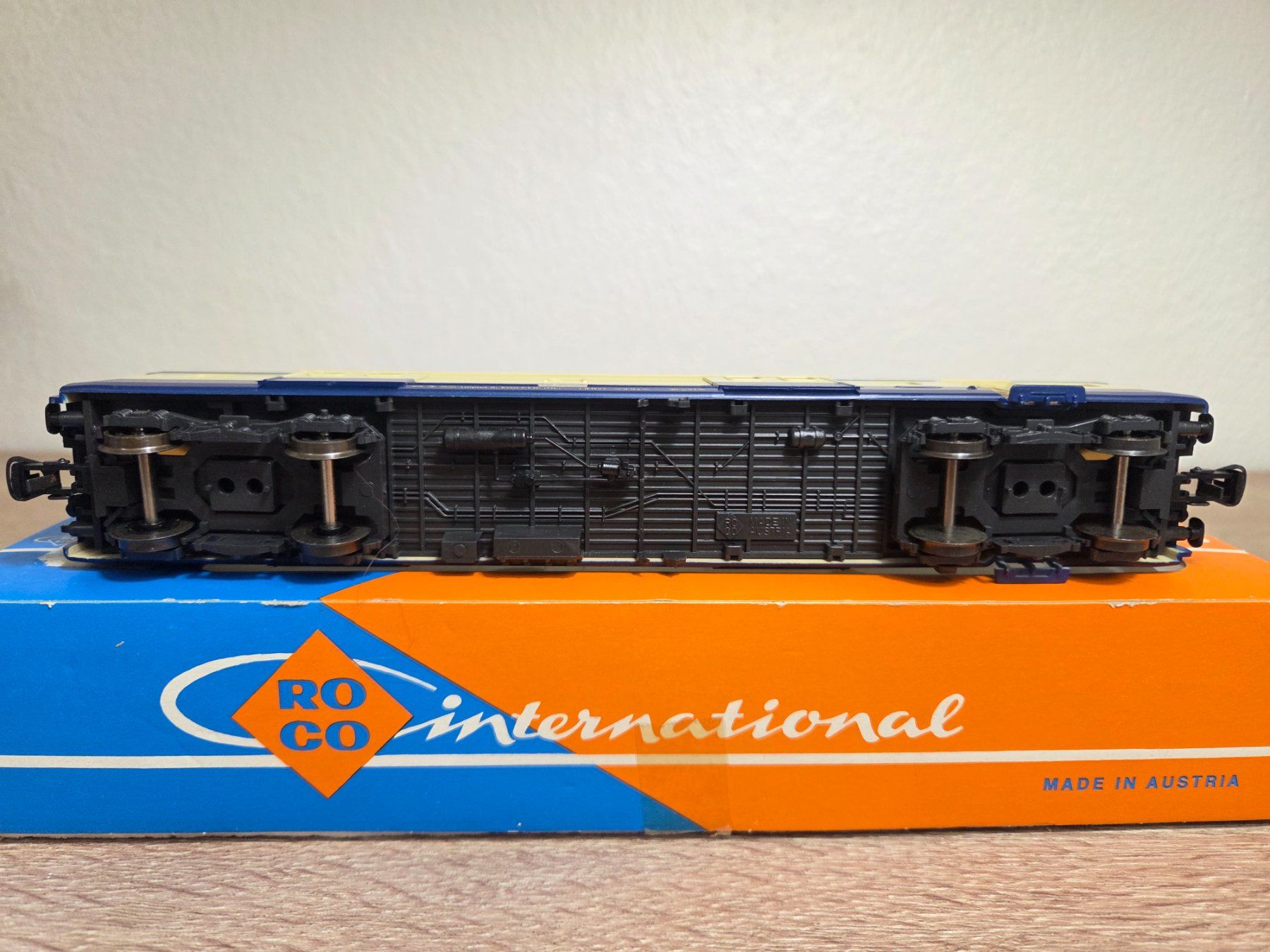 Roco Modellini di ferrovie: Roco 4240A Gepäckwagen BLS H0 – Nuovo e nell'imballaggio originale da St-Aubin-Sauges venduto da Lo_Go 4