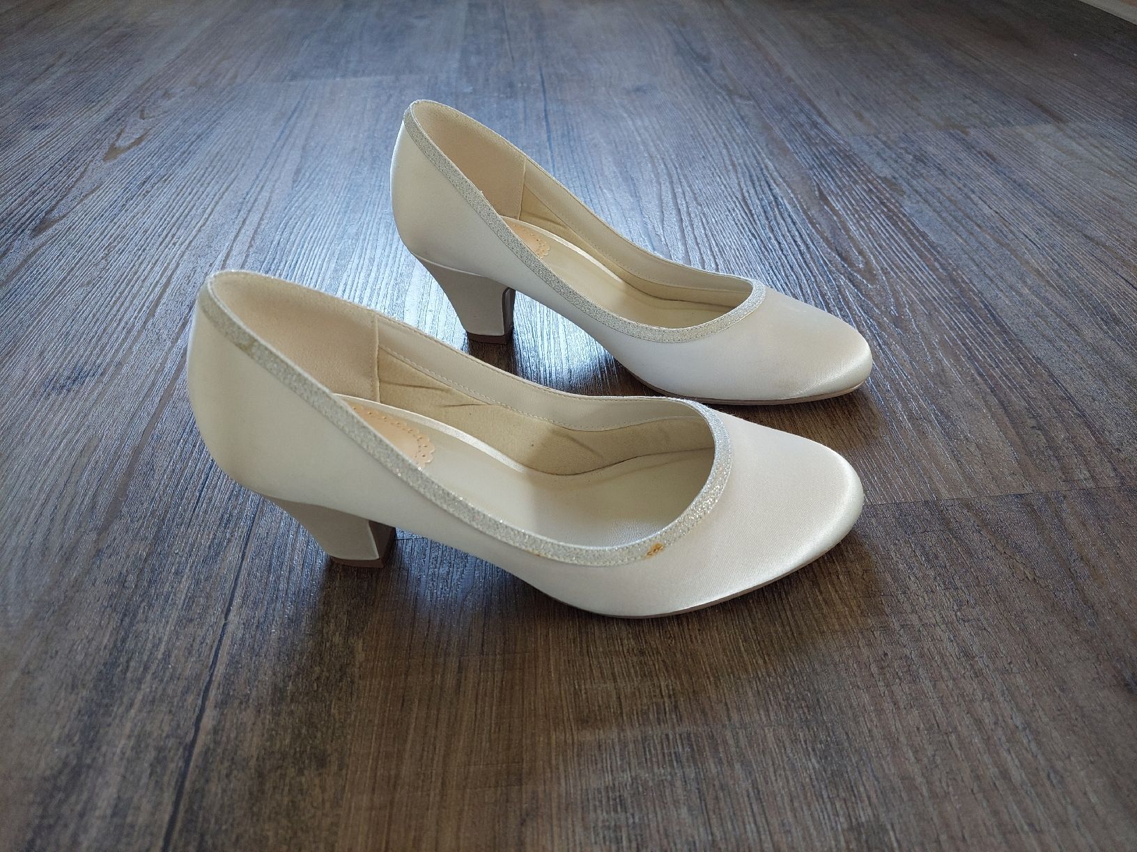 Scarpe da donna: Brautschuhe Grösse 37 – Usato da Aeschi b. Spiez venduto da Corin1234 1