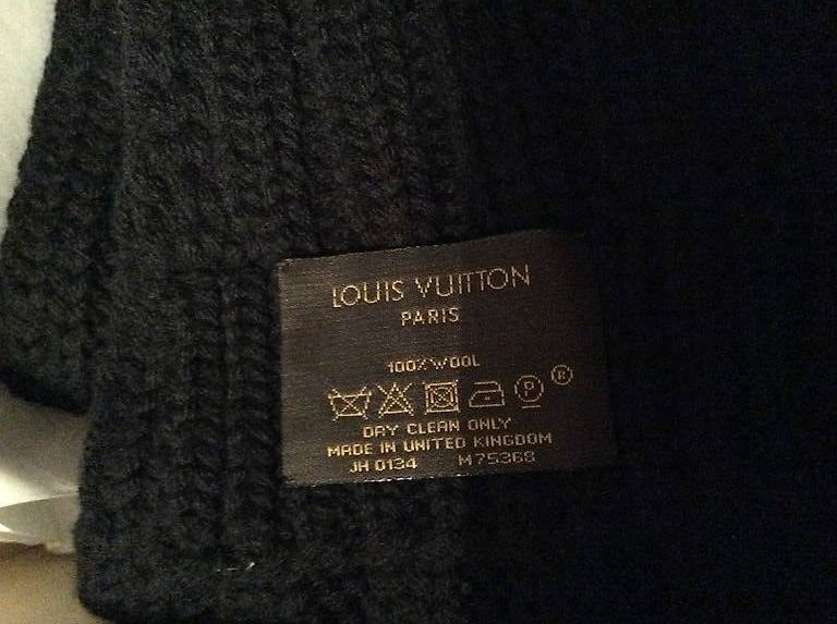 Louis Vuitton Sciarpe: Écharpe Louis Vuitton en laine V – Nuovo e nell'imballaggio originale da Bouveret venduto da seb_rjx8 2