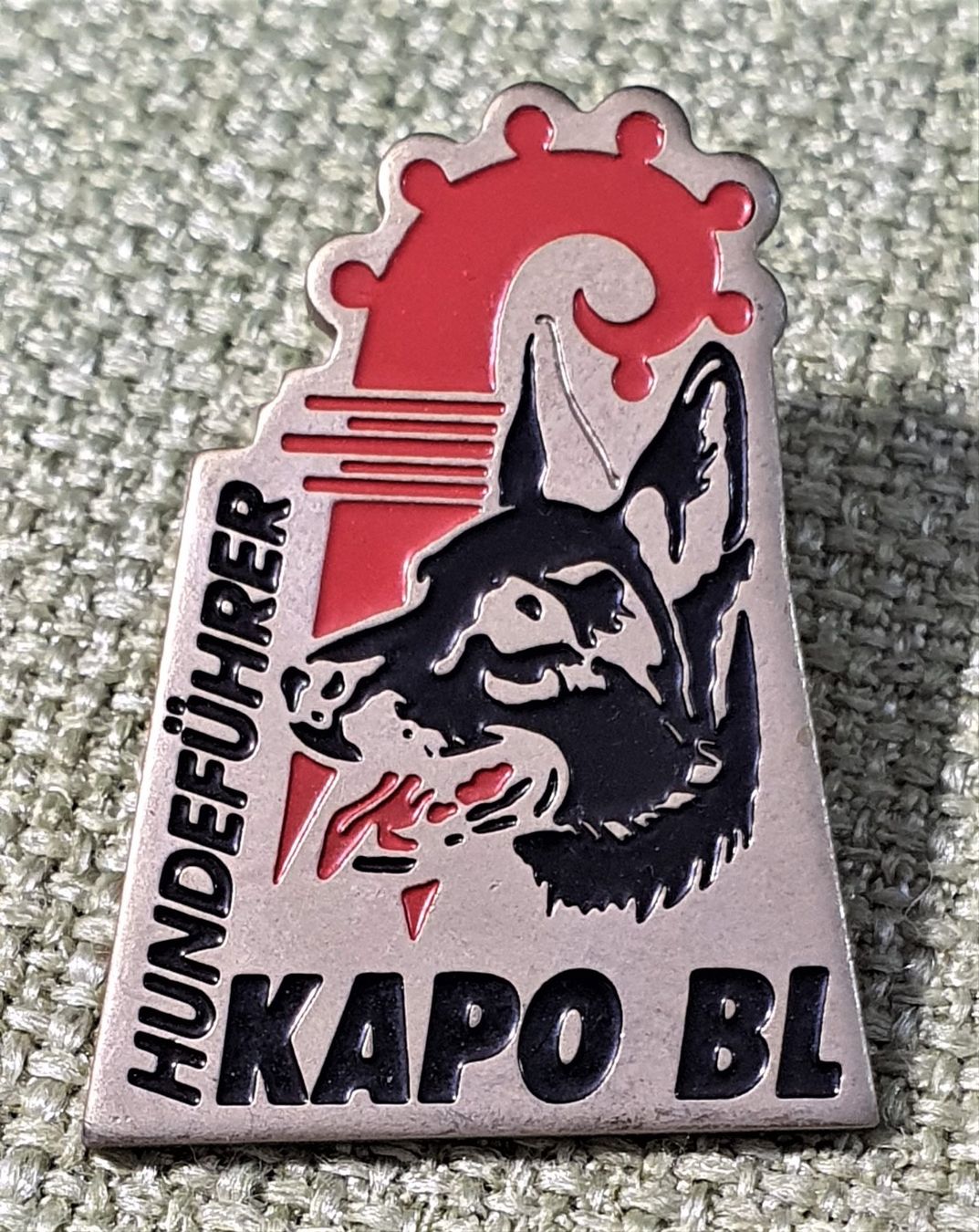 Placchette & Badge: P126 - Pin Polizei Hundeführer KAPO BL Baselland – Usato da Reinach BL venduto da Boston-Verkauf