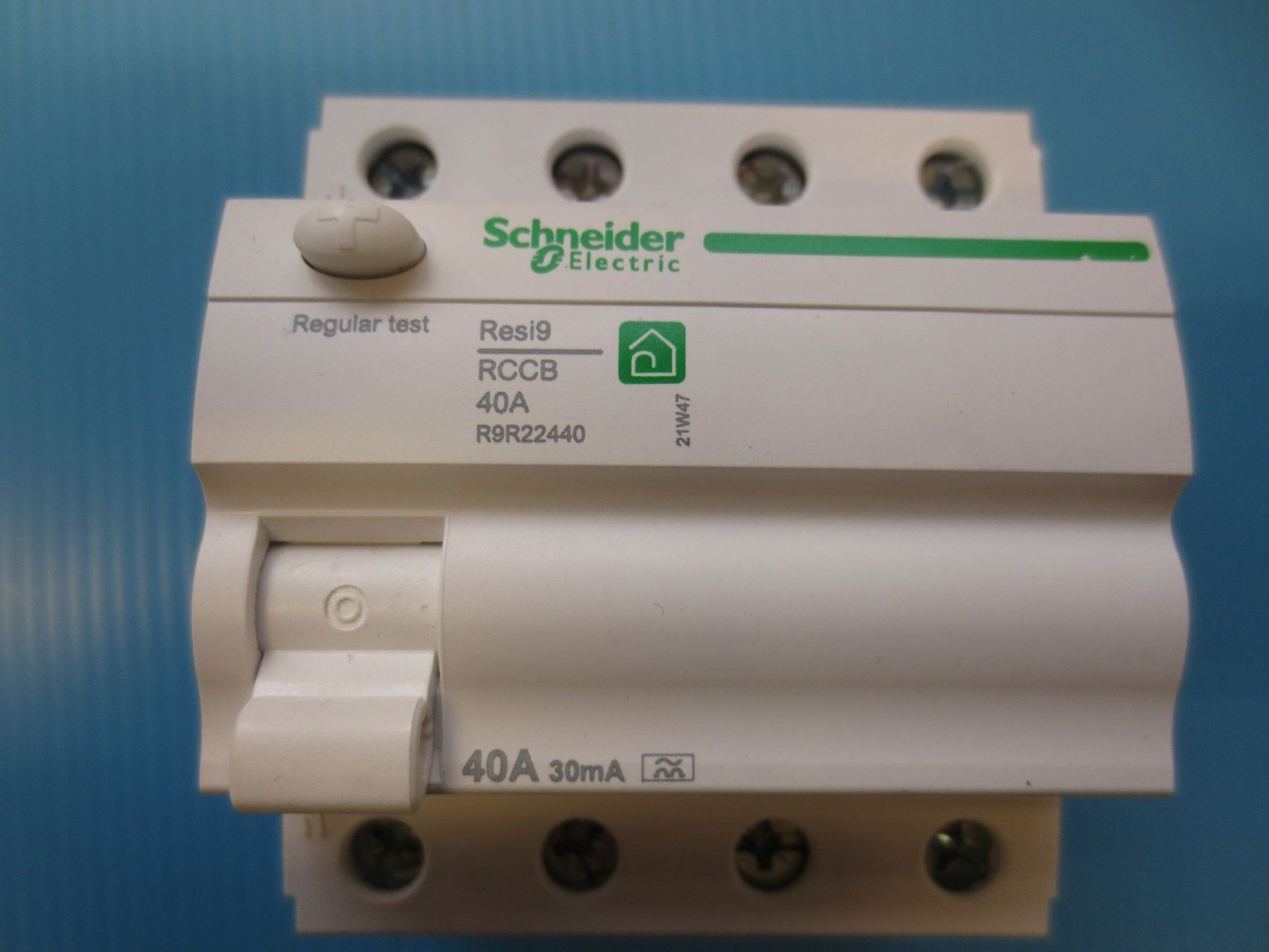 Schalter: Schneider FI 40A 30mA 4Polig Fehlerstrom – Neu und originalverpackt aus Sulz LU von Elektrofachverkauf 2