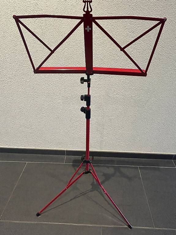 König & Meyer Supports pour instruments & partitions: K&M Notenständer Rot mit Schweizerkreuz – D'occasion à Hildisrieden par Albi35 1