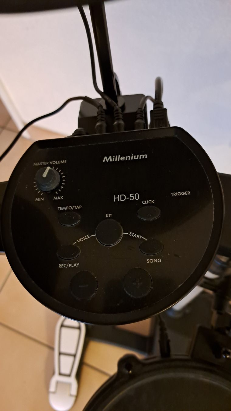 Strumenti musicali: E-DRUM SET/ Millenium HD-50 für Anfängern! – Usato da Weisslingen venduto da venditrice52 2