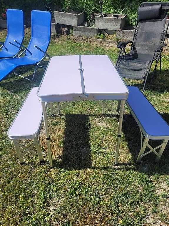Set de table et chaises: Table et banquettes pliables  – D'occasion à Vex par Chrisclay 2