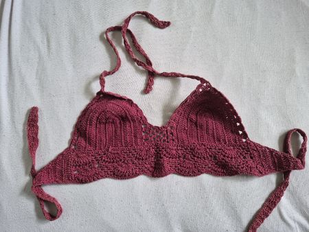 Petit top en crochet couleur cerise