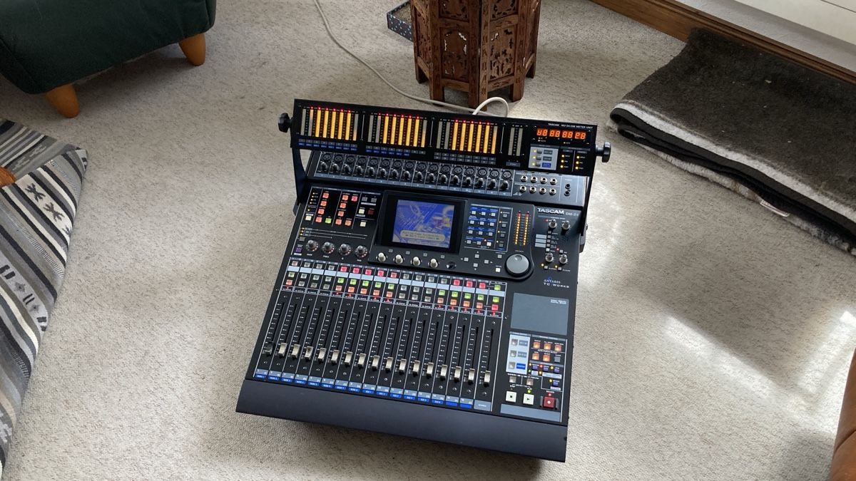 Tascam Console di mixaggio: Tascam DM-24 Digital Mischpult – Usato da Chevenez venduto da Electro-Rick 6