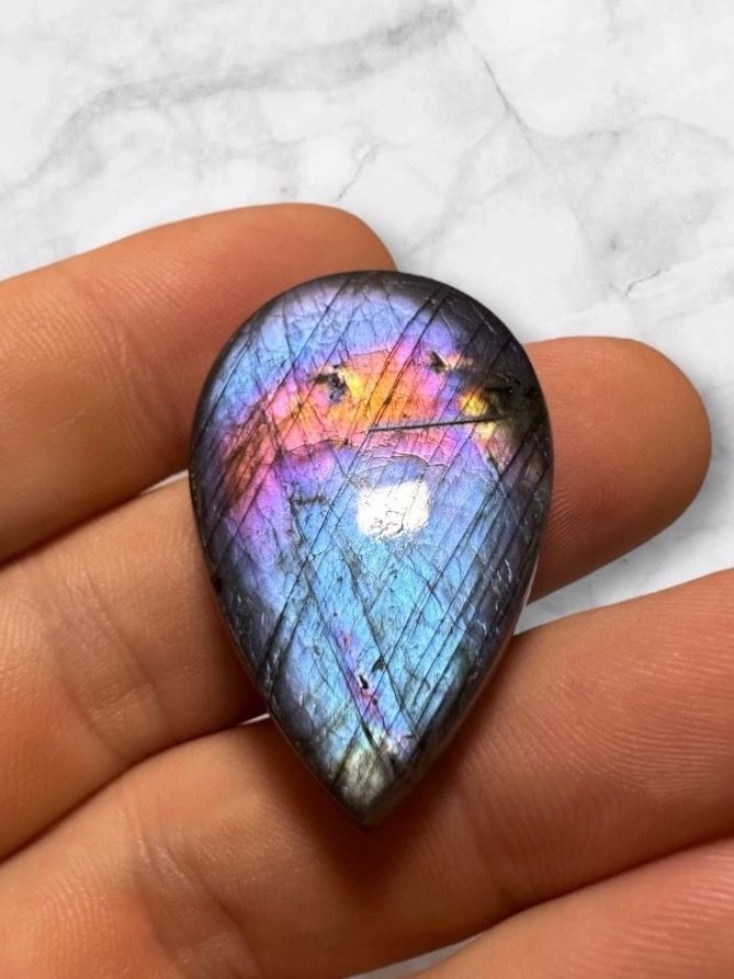 Minerali & Pietre curative: Labradorit Cabochon wunderschön in Blau, 60ct – Nuovo e nell'imballaggio originale da Männedorf venduto da CabochonExceptionnel