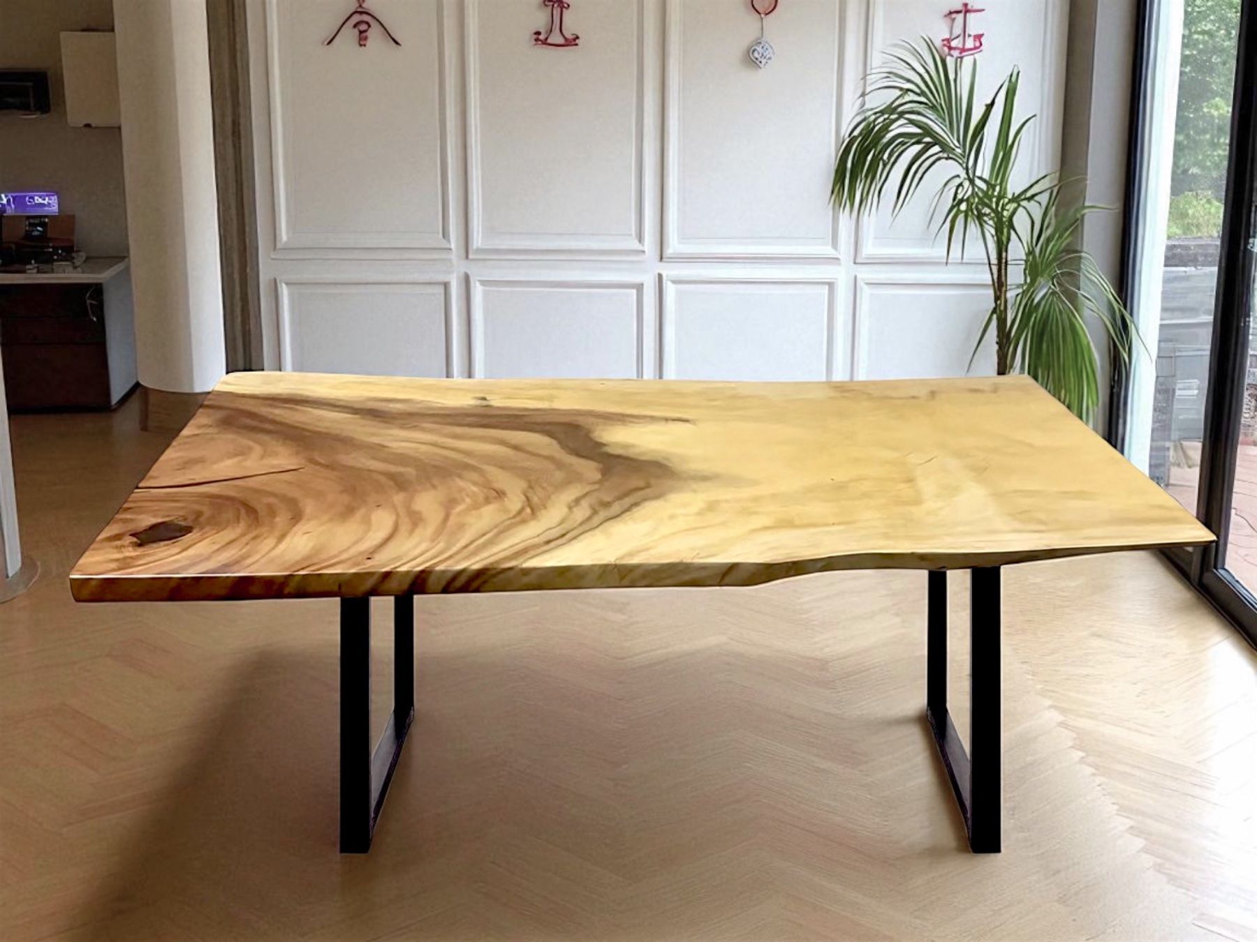 Tische: Esstisch aus massivem Suar-Holz mit authentischer Charme – Neu und originalverpackt aus Cressier FR von Cazadeco