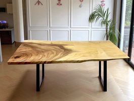 Esstisch aus massivem Suar-Holz mit authentischer Charme