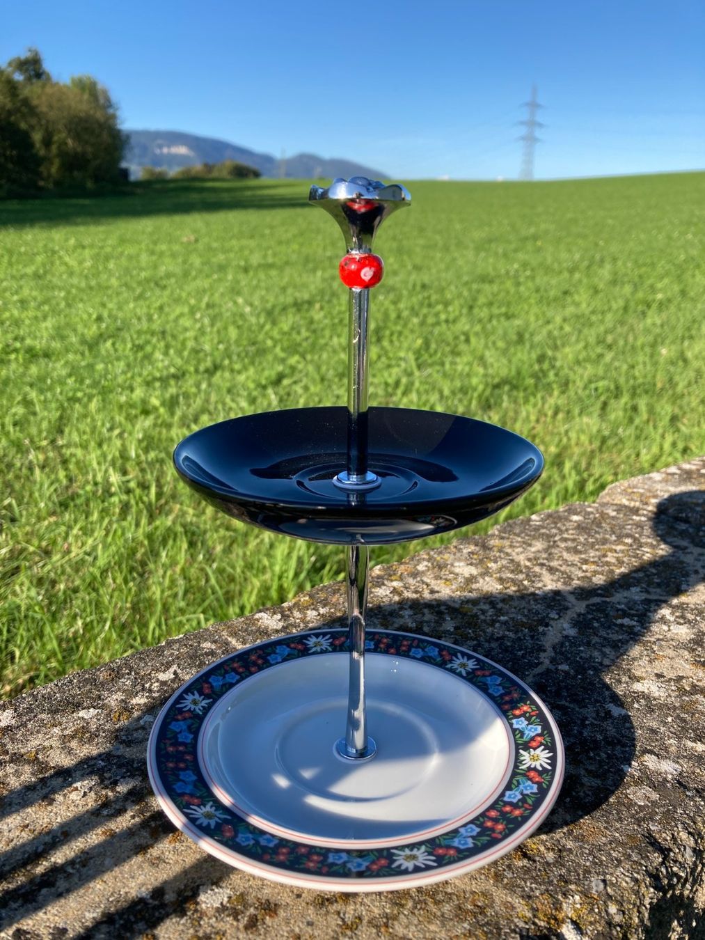 Piatti di portata: Etagere handarbeit mit Langenthal Teller und Glasbead – Usato da Subingen venduto da Etageren