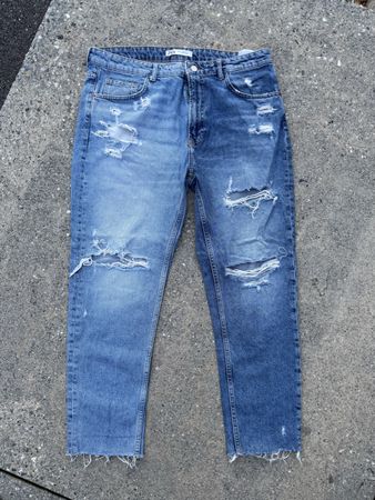 Jean ZARA déchiré taille 46, coupe tendance pour l'été