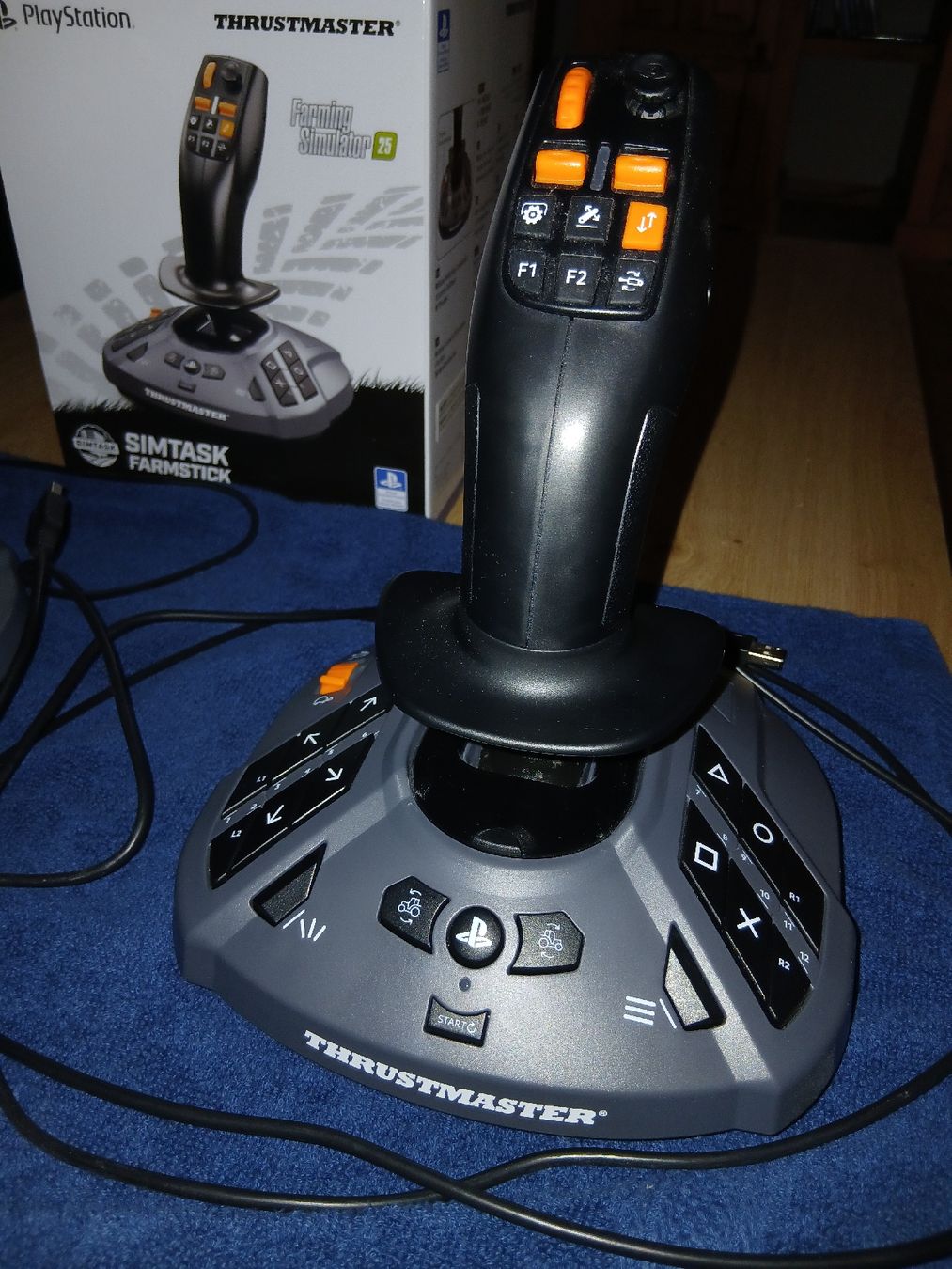 Thrustmaster Manettes: Thrustmaster Simtask Farmstick Joysticks für Playstation 4/5 – Neuf (Voir description) à Herznach par rob_8gbf 2