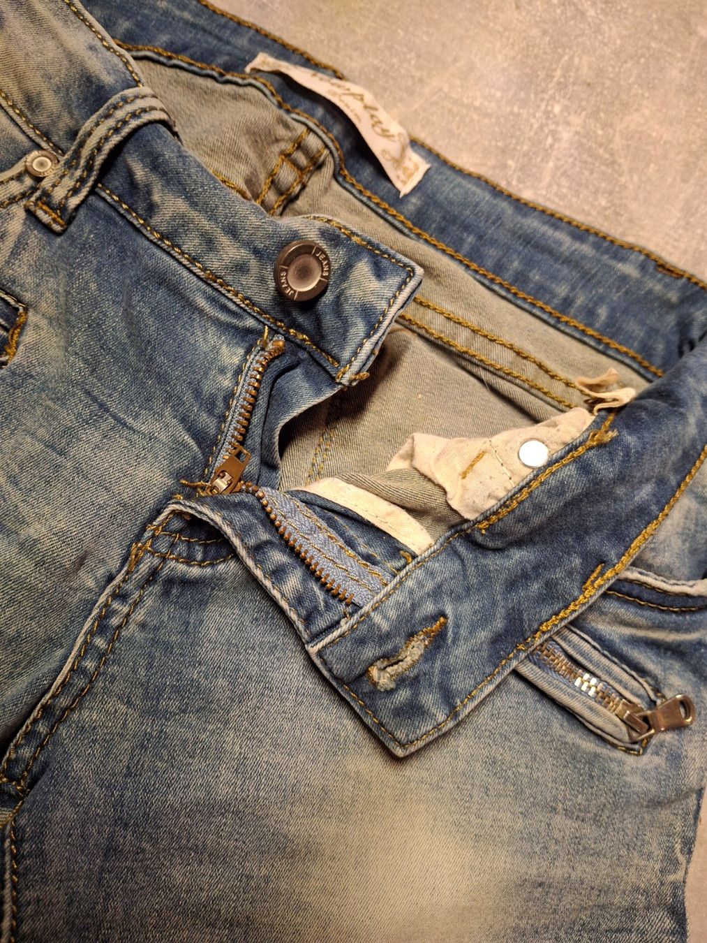 Jeans: Pantalon jeans taille M marque Newplay – Gebraucht aus Villiers von san_jn5w 4