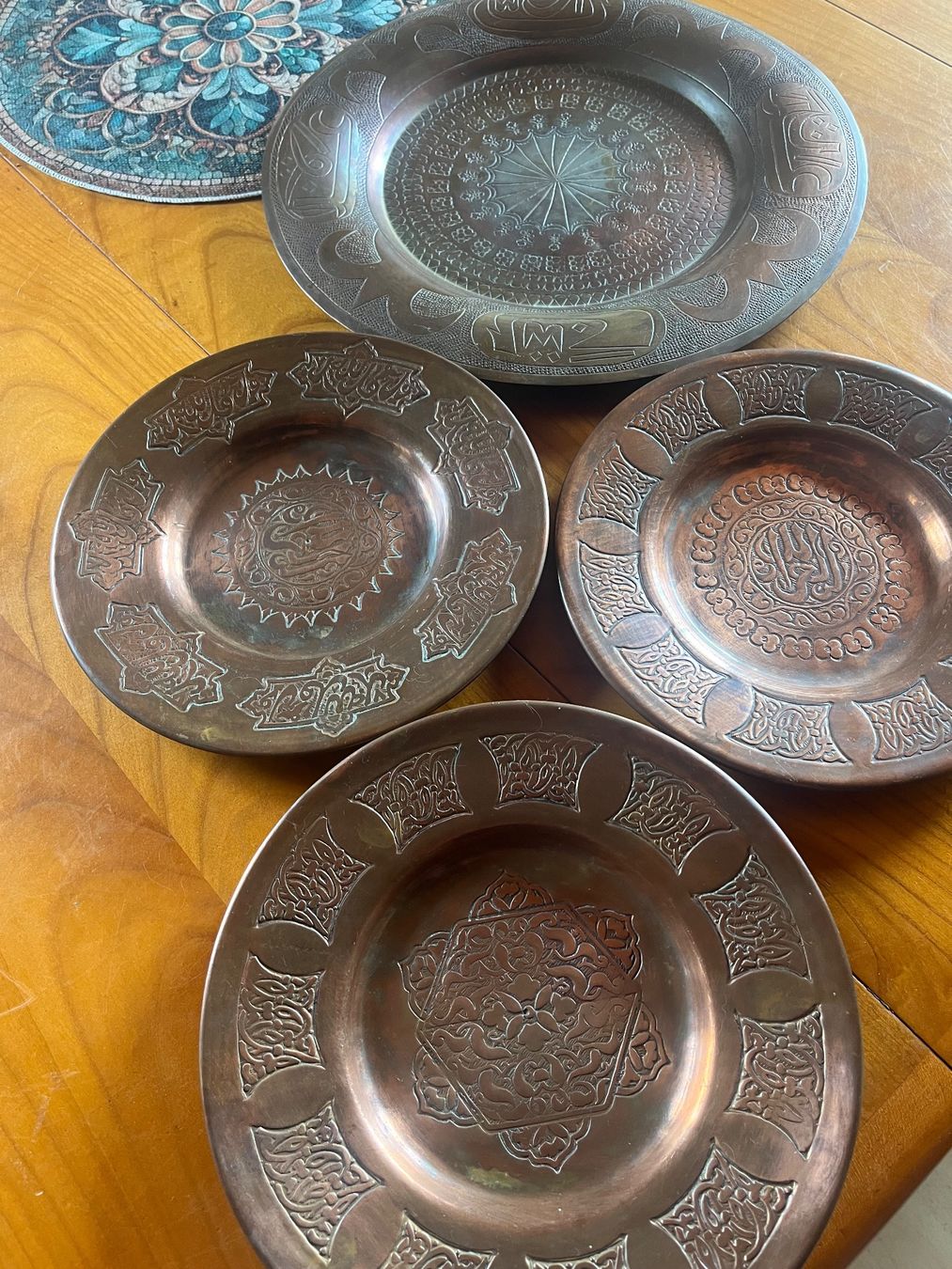 Tutte le decorazioni: Set aus 4 Metallteller orientalisches Muster – Usato da Balterswil venduto da AndreaBlume10