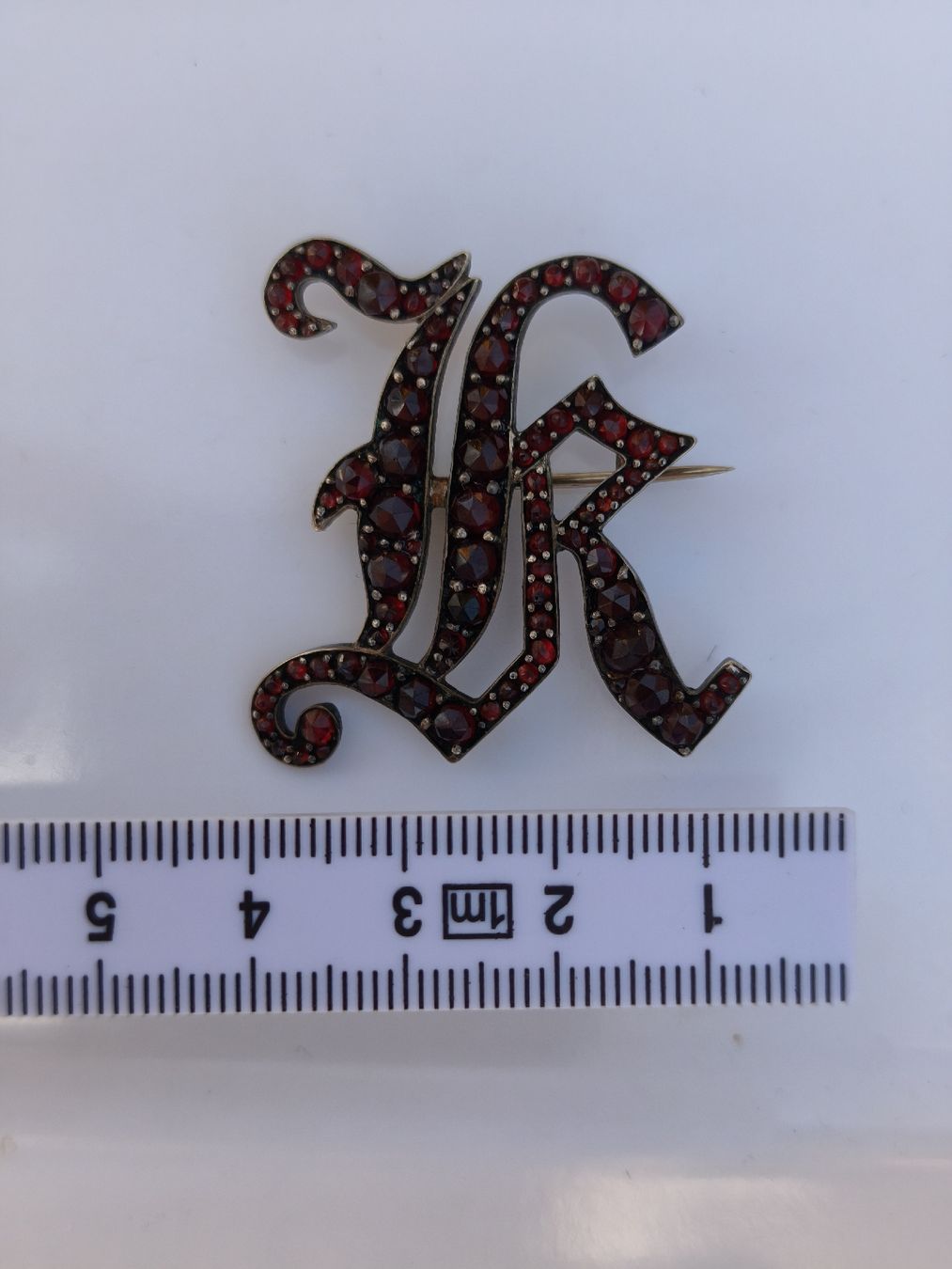 Spille & Fermagli: Antike Brosche "K"-Monogramm mit Granatsteinen – Usato da St. Gallen venduto da GIULESGG 7