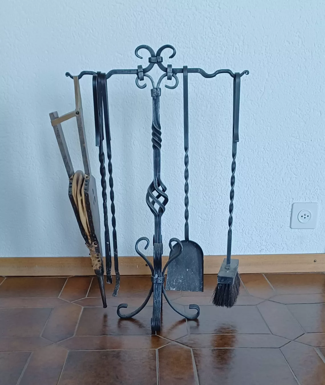 Camini: Serviteur cheminée - fer forgé avec plusieurs accessoires – Usato da Goumoens-la-Ville venduto da brandonv 1