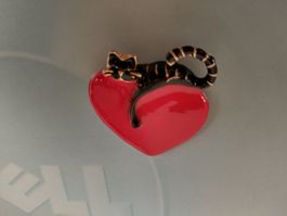 Herzige Brosche: Schwarze Katze auf rotem Herz!
