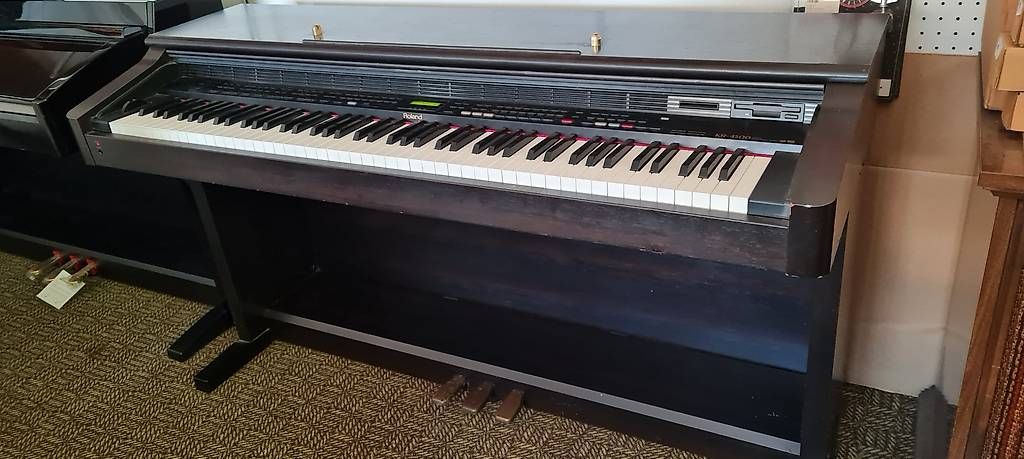 Musikinstrumente: ROLAND KR-4500  – Gebraucht aus Muttenz von mus_c9gh