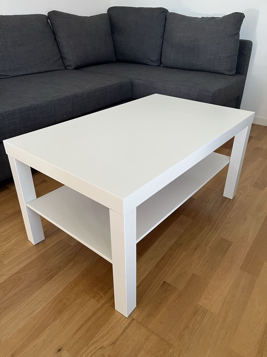 Tische: Weisser Couchtisch aus Holz – Gebraucht aus Schlieren von Spreeze
