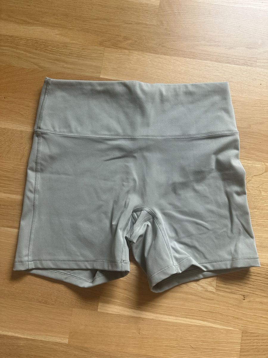 H&M Lotti di vestiti: H&M Move Set Sport BH& kurze Hose – Usato da Liebefeld venduto da sunsunshine 2