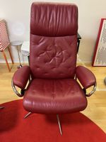 Fauteuil Stressless en cuir bordeaux avec repose-pieds assor