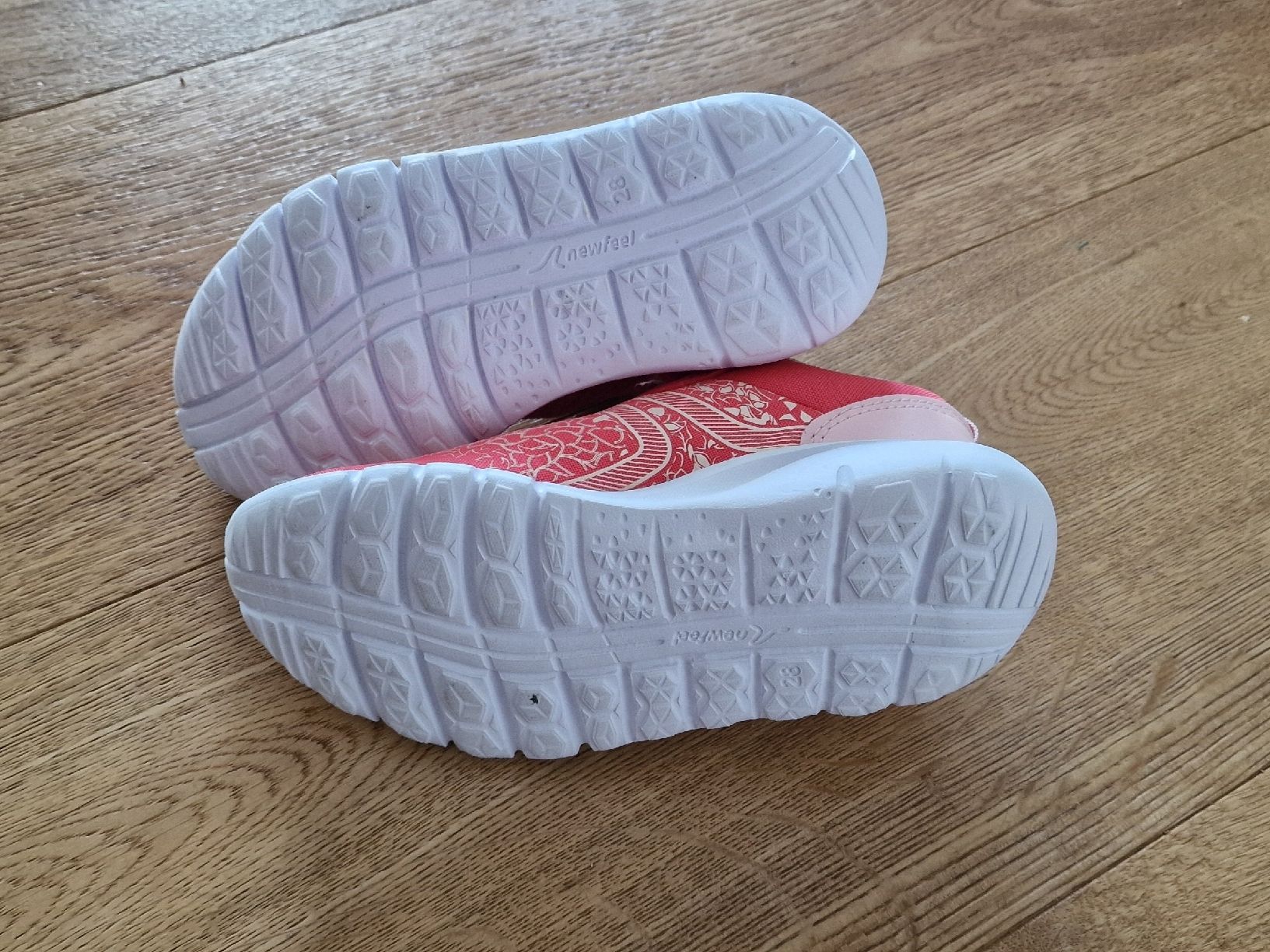 Decathlon Scarpe per ragazze: Sportschuhe gr 28 – Usato da Emmenbrücke venduto da Nadmorebiti 1