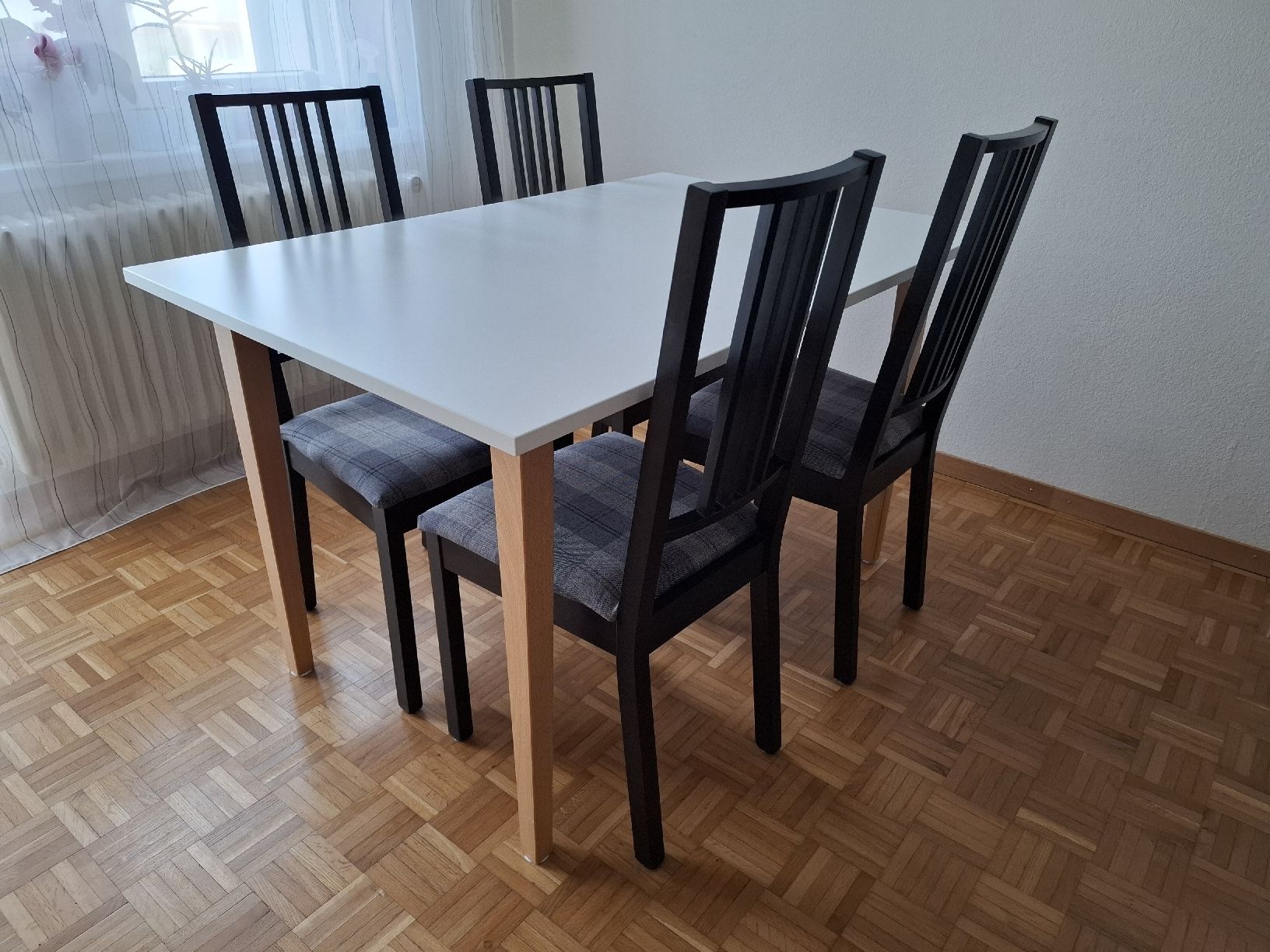 Ikea Set di tavolo e panche: Esstisch mit vier Stühlen – Usato da Luzern venduto da brungi