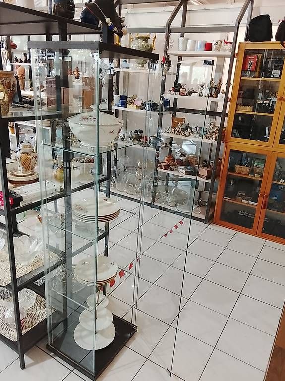 Vetrine: Schlichte Glasvitrine mit 3 Glastablaren – Usato da Neuhausen am Rheinfall venduto da galleria13 1