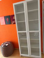 Weisser Vitrinenschrank mit Glastüren