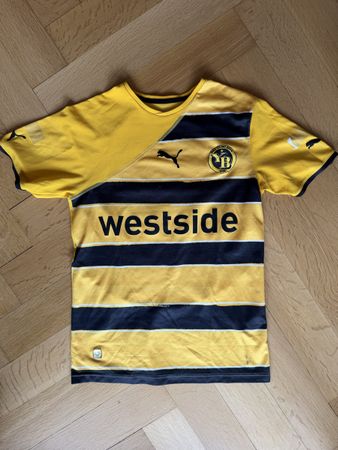 YB Trikot 2010/11 mit allen Unterschriften der Mannschaft