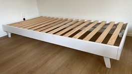 Kinderbett 90 × 190 cm mit Lattenrost  weiss, unbenutzt.