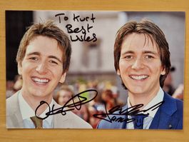 James / Oliver Phelps, Original Autogramme auf Foto in Farbe