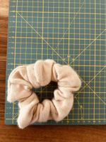 Beige Haargummi aus Kaschmir, Scrunchie 