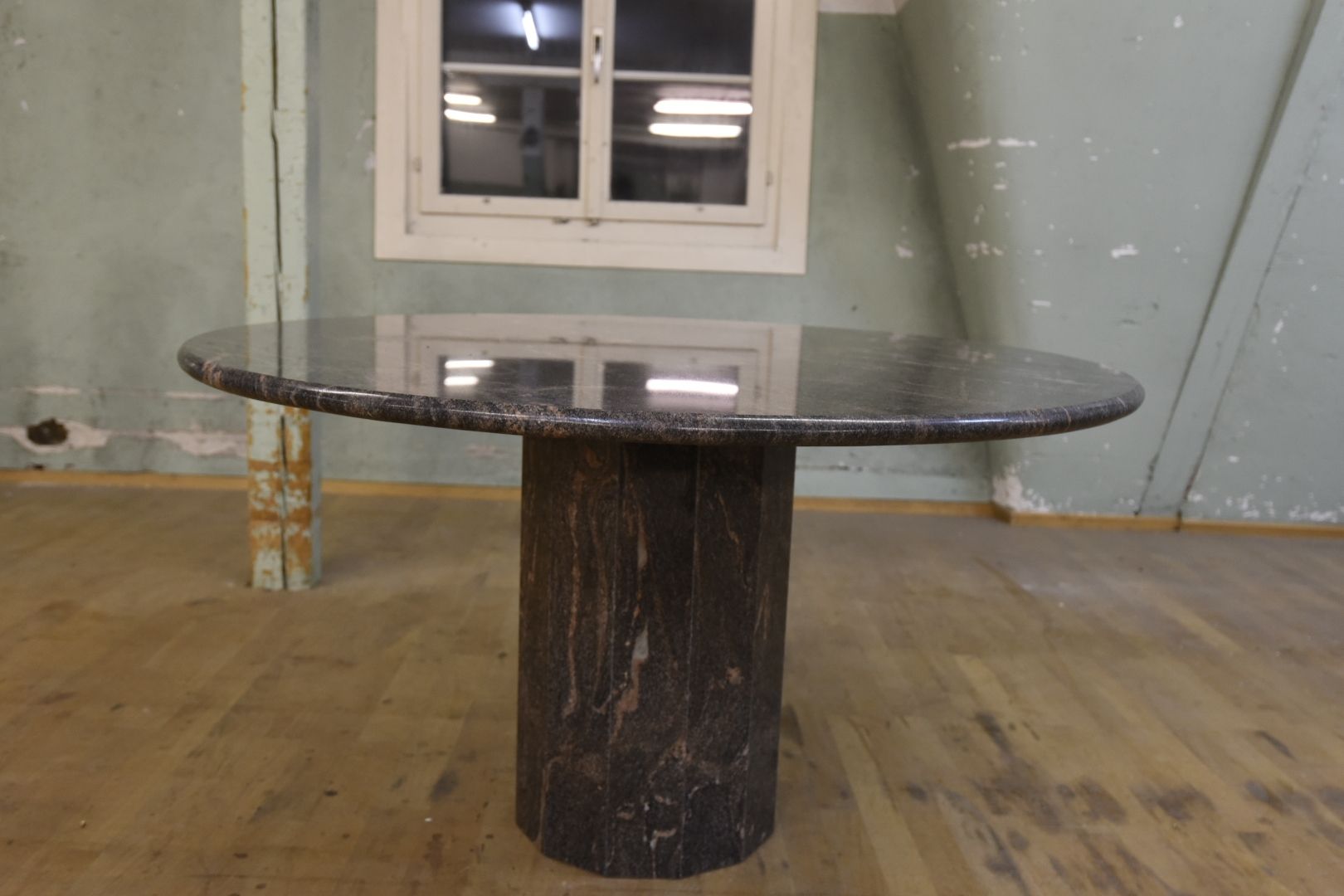 Tavoli: runder Designer Tisch aus Granit – Usato da Lichtensteig venduto da UsedIN 4